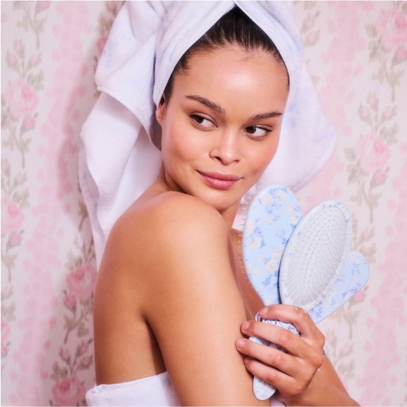 NIB LoveShackFancy Wet Original Detangler Round Brush in English Ivy Blue. - Picture 10 of 14